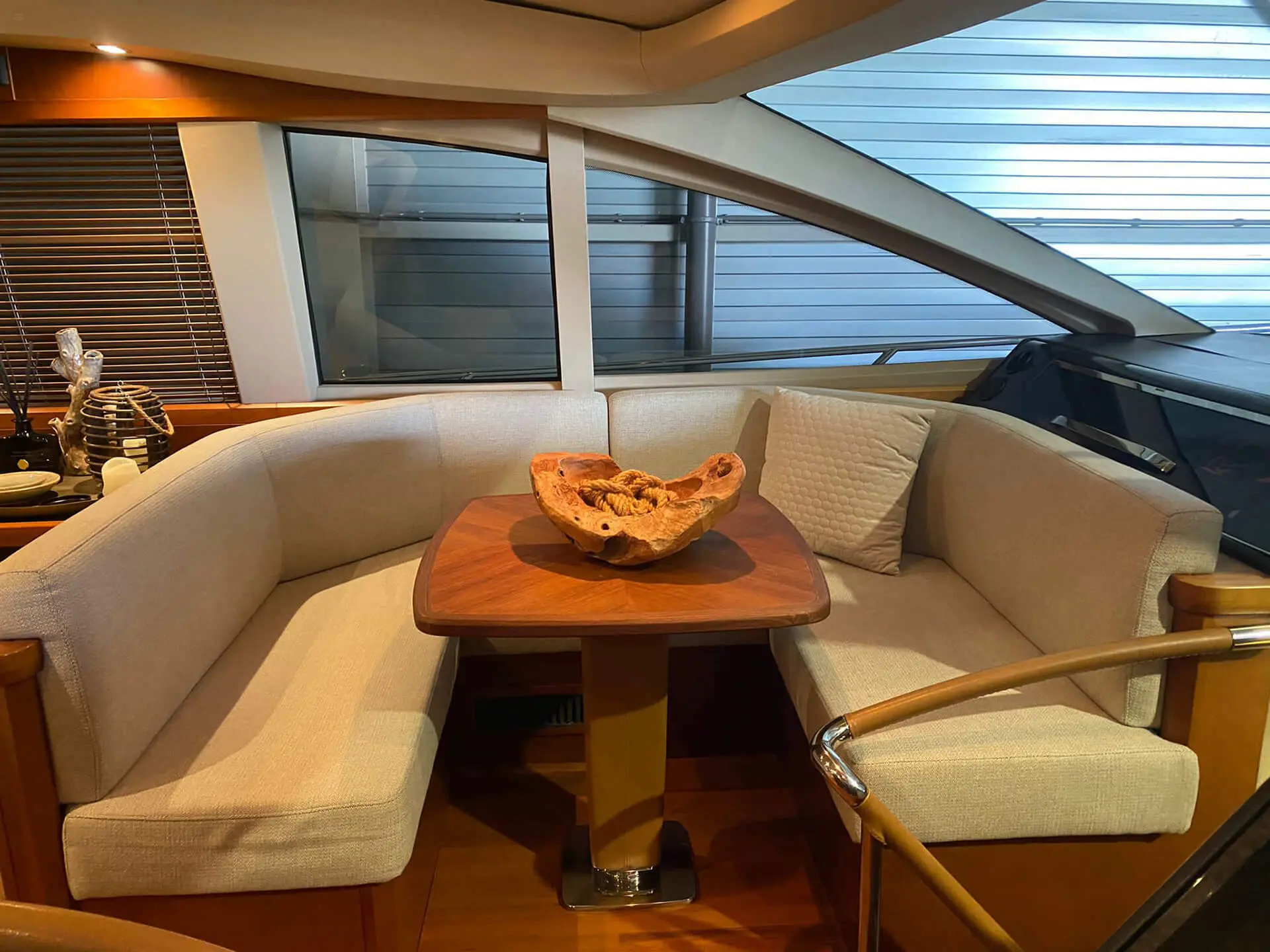 Princess-V65-motor-yacht-for-sale-Interieur-Lengers-Yachts17.jpeg