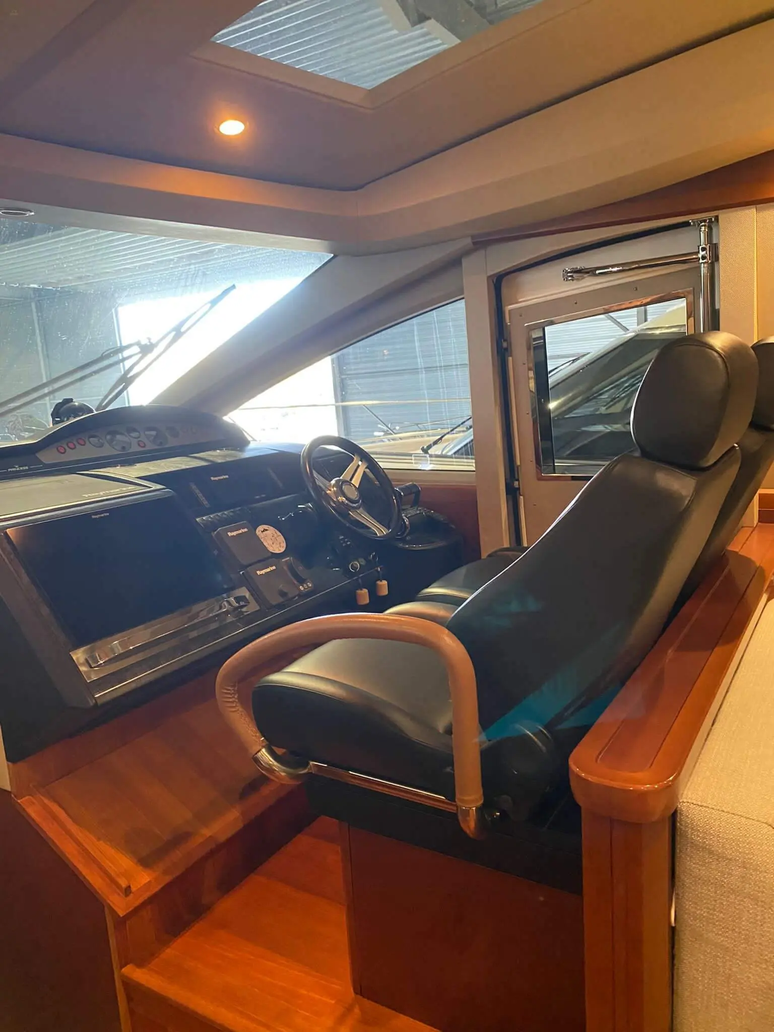 Princess-V65-motor-yacht-for-sale-Interieur-Lengers-Yachts16.jpeg