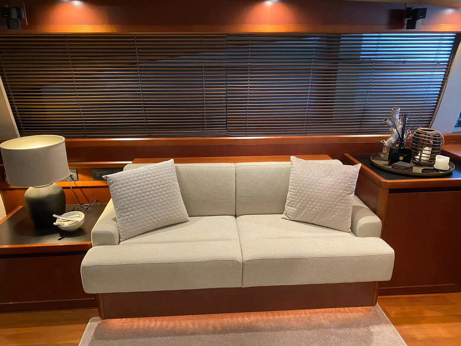 Princess-V65-motor-yacht-for-sale-Interieur-Lengers-Yachts12.jpeg