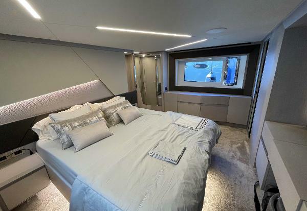 Pershing 7X - Master Cabin