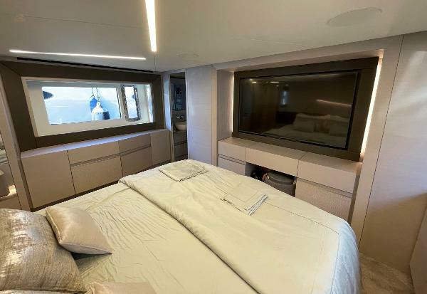 Pershing 7X - Master Cabin