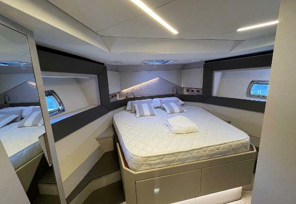 Pershing 7X - VIP Cabin