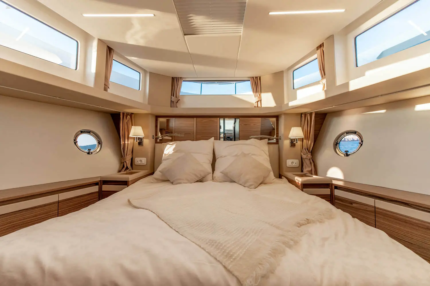 yachts-99280-greenline_yachts_45fly-interior-13.webp