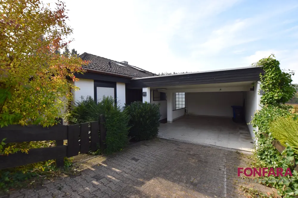 Frontansicht und Carport