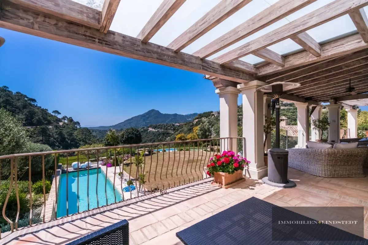 Terrasse mit Blick auf den Garten