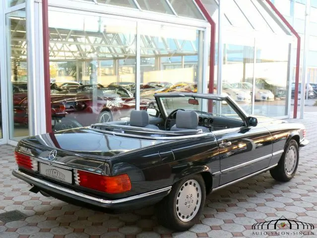 cars-13035-9061717_mercedes_benz_560_sl_MIK_02.webp