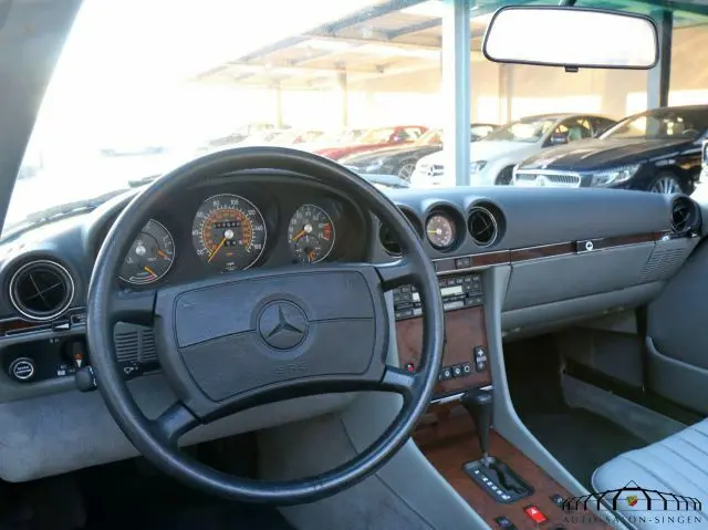 cars-13035-9061717_mercedes_benz_560_sl_MIK_03.webp