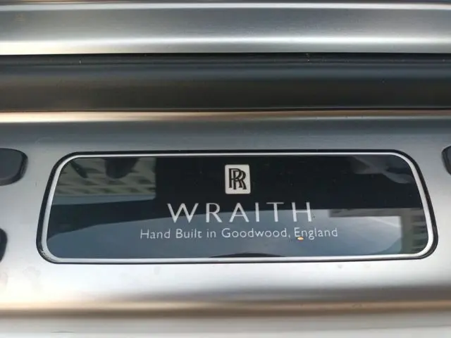 cars-28096-Black_Badge_Wraith_15.webp