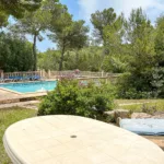 Terrasse mit Ausblick auf den Pool