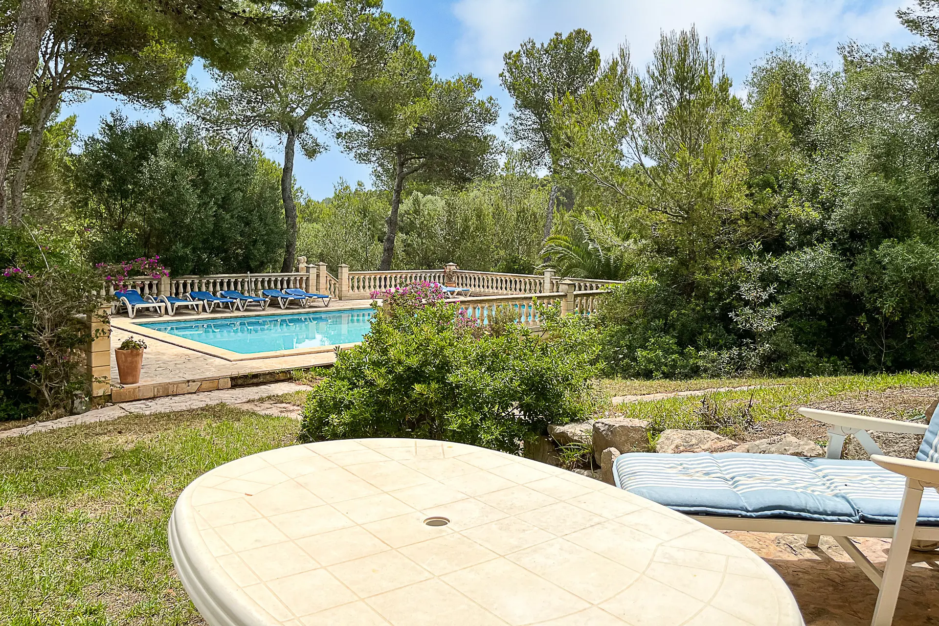 Terrasse mit Ausblick auf den Pool