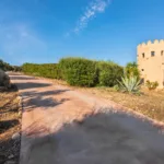 Auffahrt zur Finca vorbei am historischen Turm