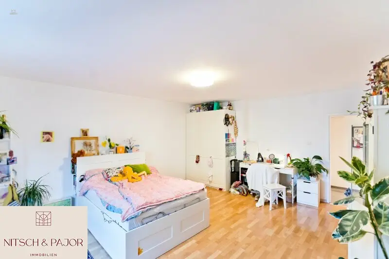 Schlafzimmer 1 straßenseitig ruhig und hell