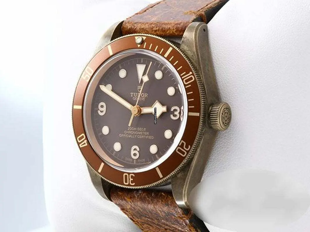 watches-339575-29610120-a1506t686tmlz1elrmwc6fh6-ExtraLarge.webp